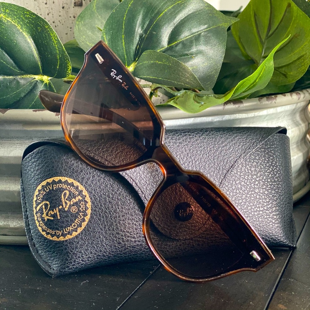Brown Ray Bans 😎